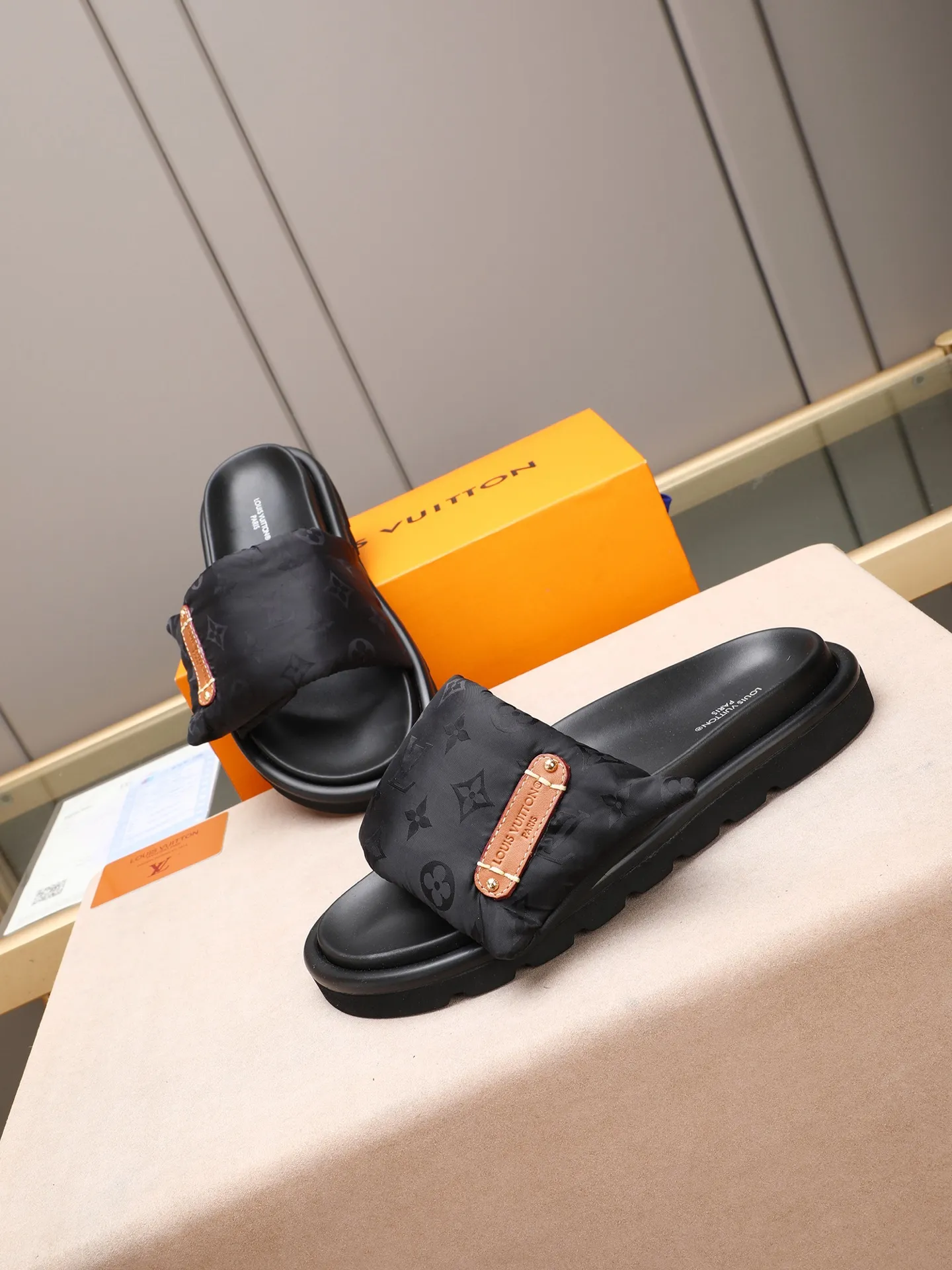 PP360 [LOUIS VUITTON] Louis Vuitton, LV printing, men's and women's slippers are on the market. The drawer box packaging comes with a cloth bag and a card. The upper pattern looks very soft and waxy, and it is a super versatile leg slimming tool. Fabric: imported denim/canvas/old fabric, LV hardware LOGO, official website pattern printing, comfortable to wear, feet: high-elastic PU water table. Sole: foam sole, heel height: about 5cm. Code number: 35-46, 35, 45, 46 are custom-made and non-returnable. Color: multiple colors and styles available.